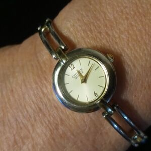 Citizen ladies wristwatch gold and silver tone stainless steel bezel like new
